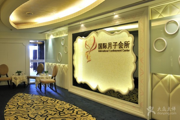 成都冬日清冷，与好友共享一壶热茶的温馨时刻